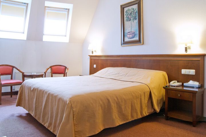 Room 6 of 63