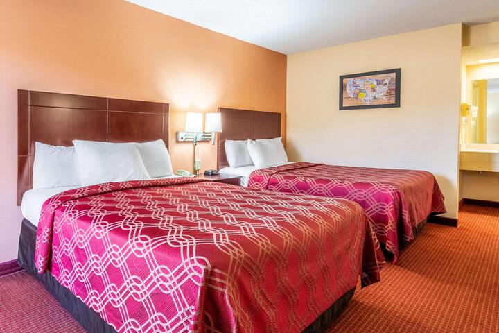 2 Queen Beds (1 of 14)