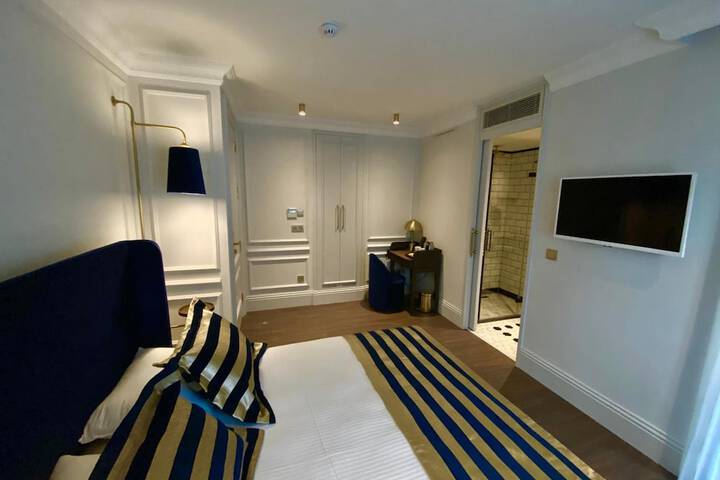Room 15 of 28