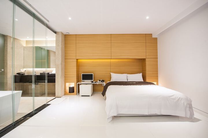 Room 13 of 32