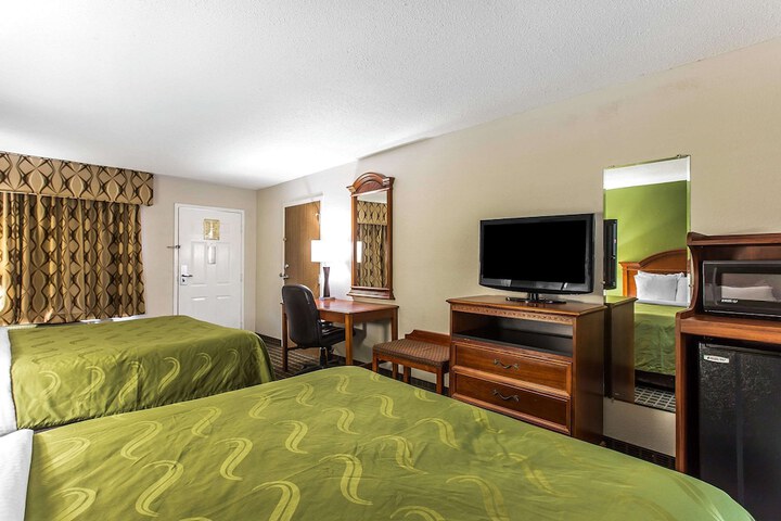 1 Queen Bed (7 of 17)