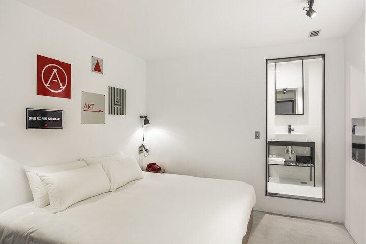 Room 13 of 109