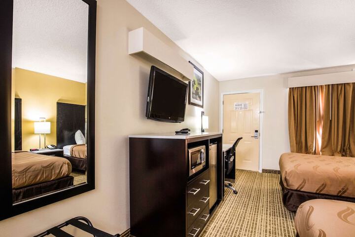 2 Double Beds (3 of 10)
