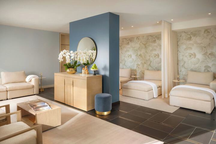 Lounge 74 of 89