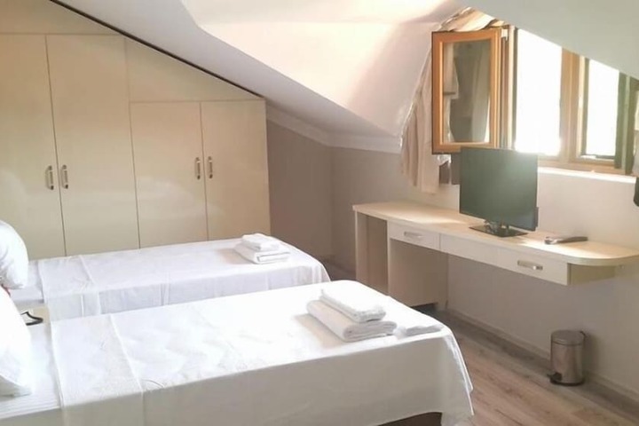 Room 16 of 38