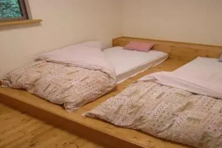 Room 4 of 9