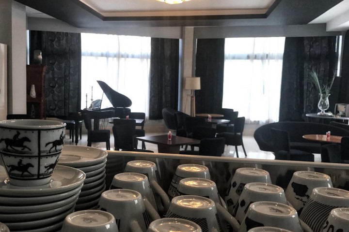 Lounge 17 of 33