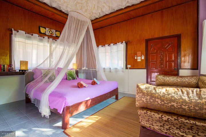 Room 4 of 102