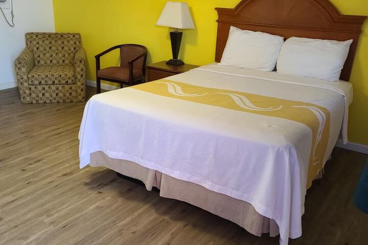 Room 4 of 10