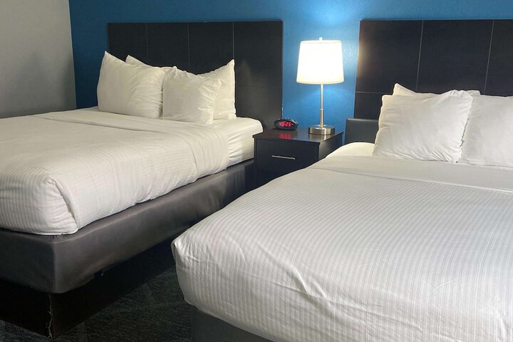 2 Queen Beds Executive Room Living Room Wet Bar Microwave and Refrigerator Bath and Shower Full Breakfast (6 of 34)