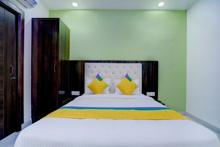 Room 5 of 9