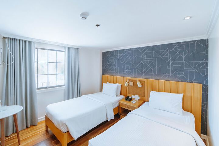 Room 4 of 16