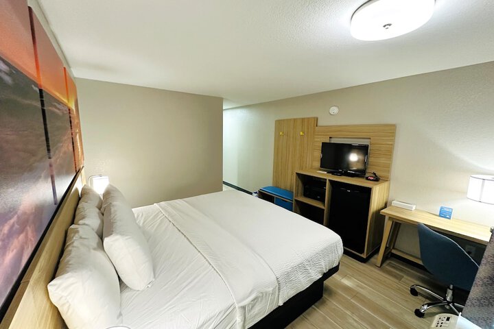 1 King Bed (11 of 17)