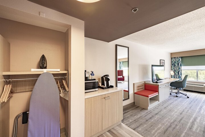 Room 3 of 28
