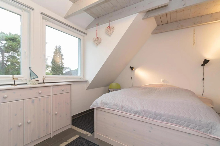 Room 4 of 18