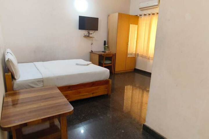 Room 6 of 13