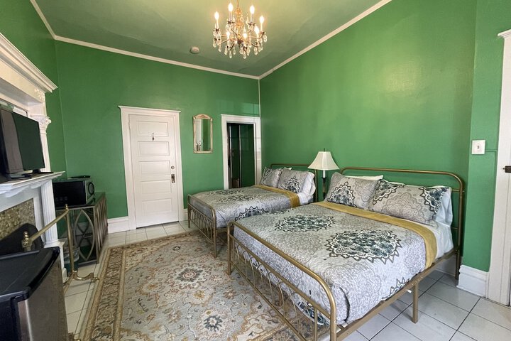 Room 4 of 90