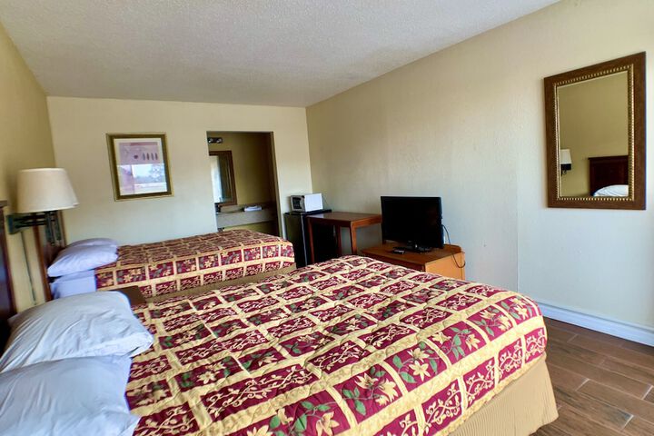 2 Queen Beds (11 of 13)