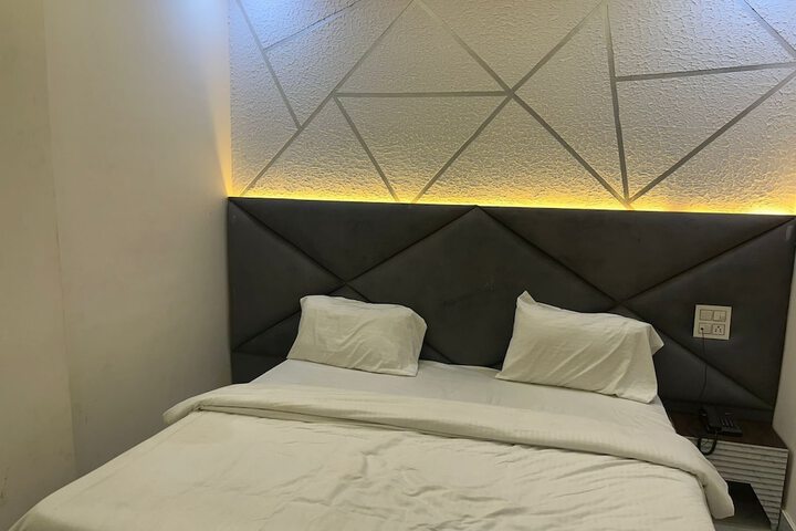 Room 4 of 8