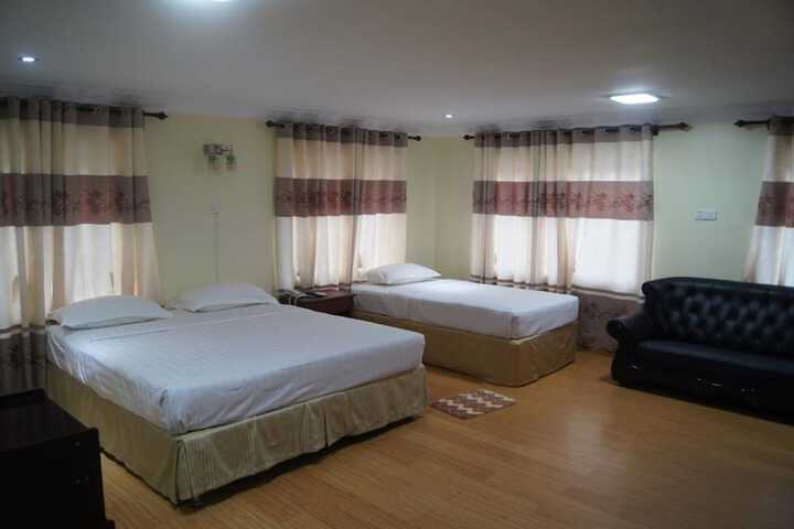 Room 10 of 32