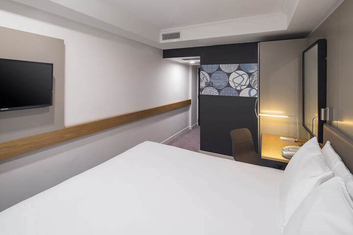 Room 13 of 103