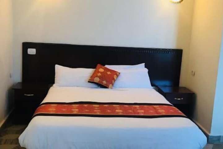 Room 7 of 18