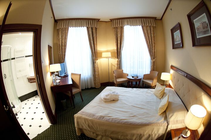 Room 6 of 38