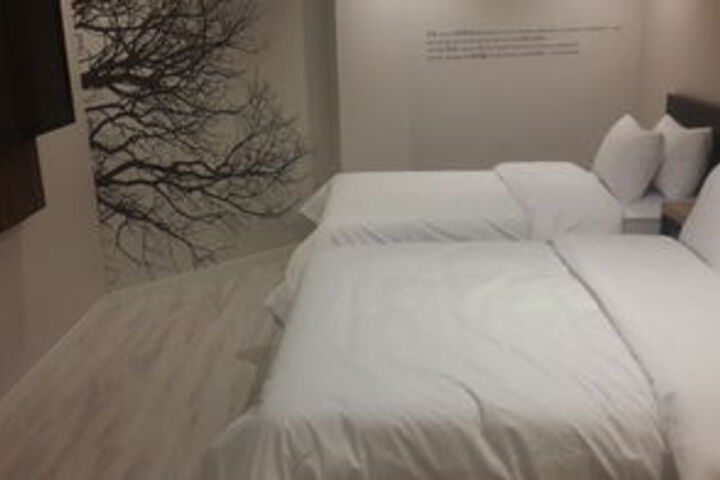 Room 10 of 33