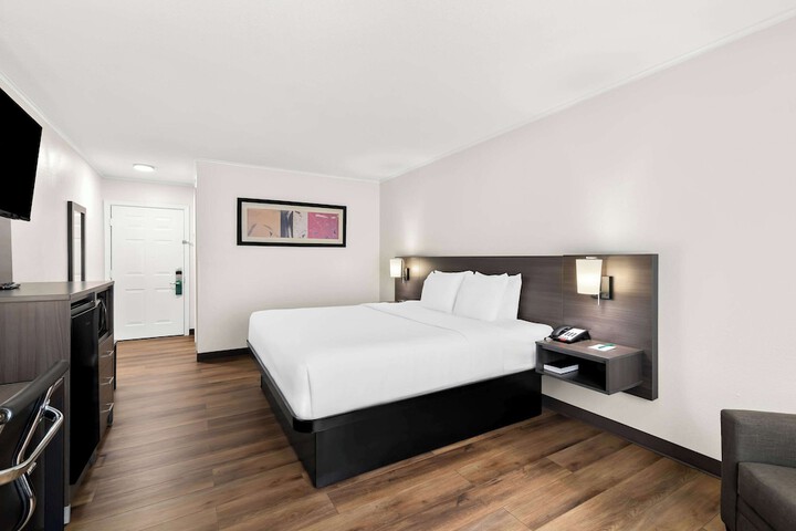 1 King Bed (3 of 5)