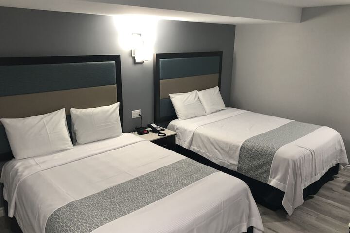 1 Queen Bed (5 of 17)