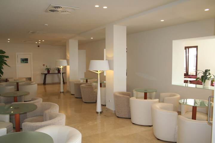 Lounge 48 of 65