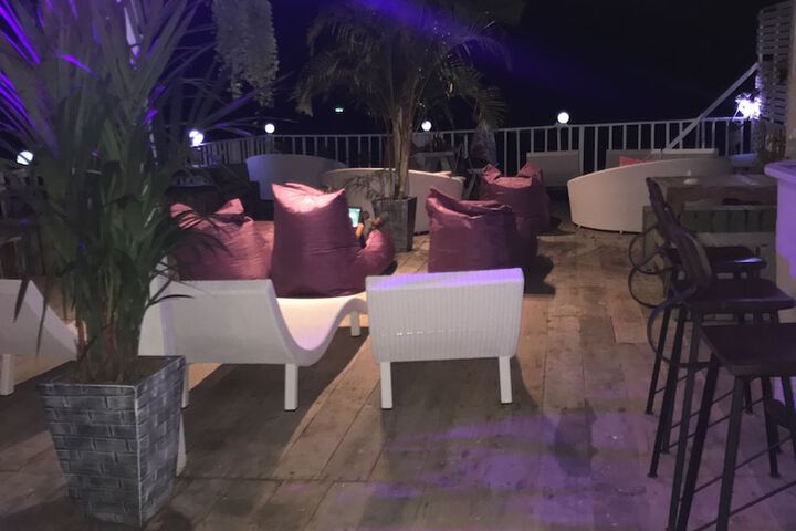 Lounge 18 of 27