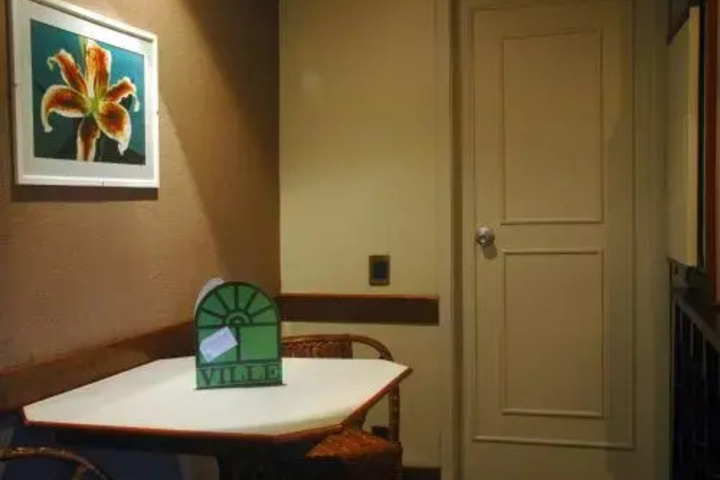 Room 4 of 9