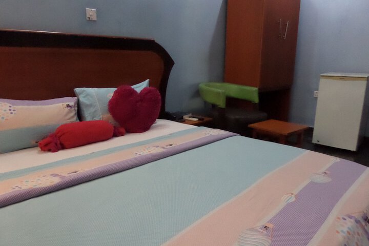 Room 2 of 33