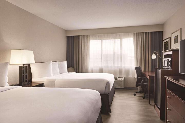2 Queen Beds (2 of 9)