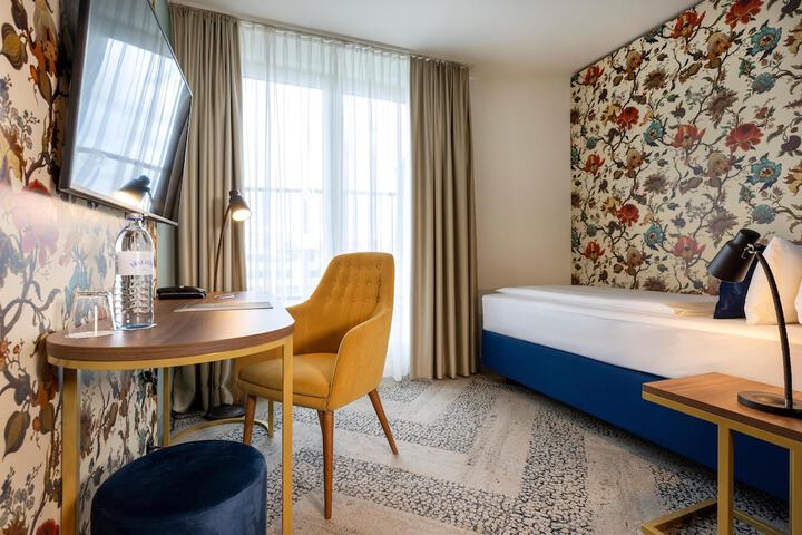 Room 33 of 121