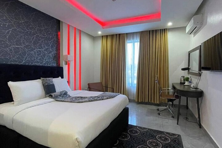 Room 4 of 24
