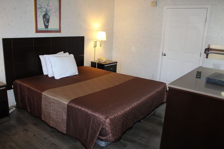 1 Queen Bed (5 of 12)