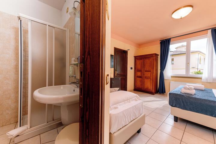 Room 5 of 8