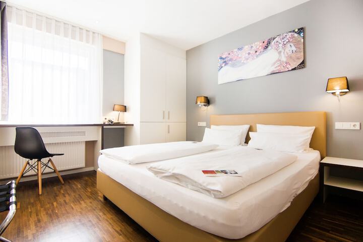 Room 27 of 182