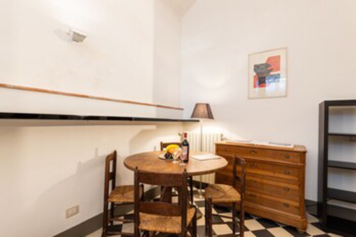 Room 5 of 8