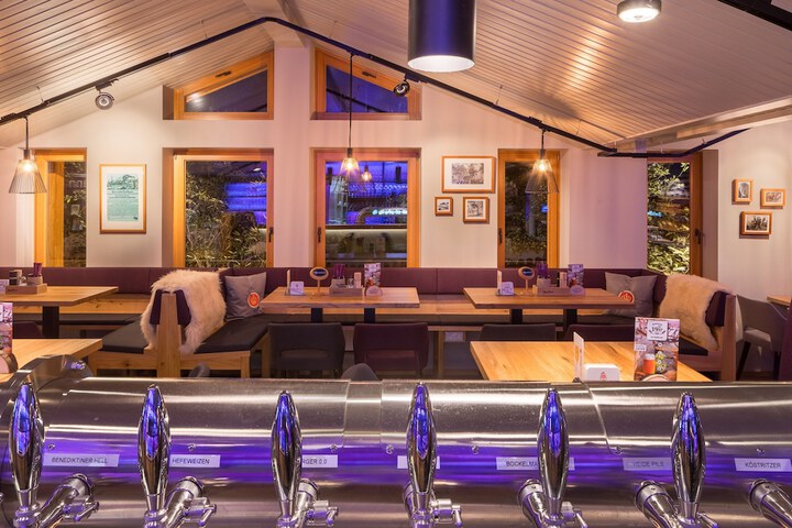 Lounge 61 of 65