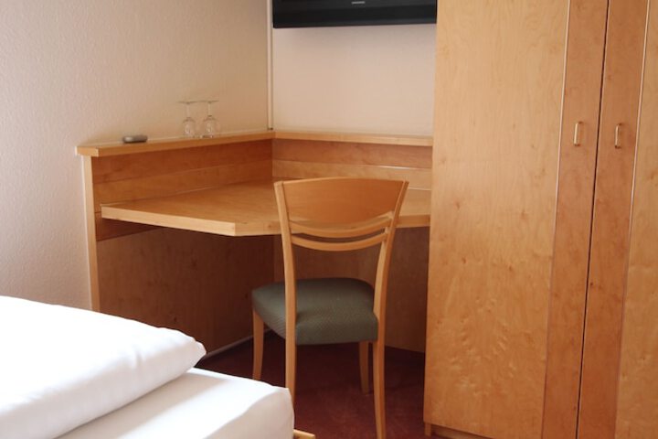 Room 9 of 34