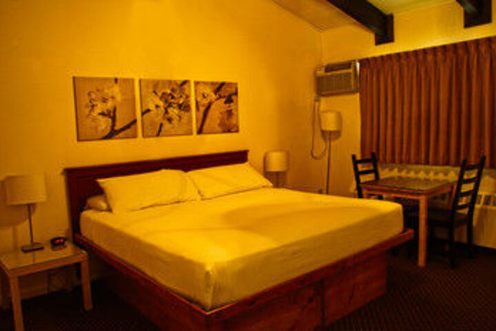 Room 6 of 12