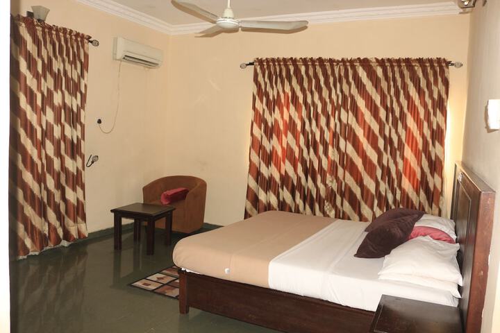 Room 4 of 16