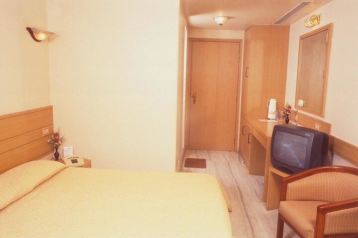 Room 4 of 8
