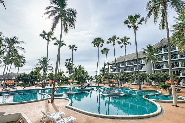 Hotel with Pool