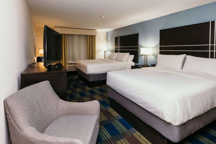 2 Queen Beds (8 of 14)