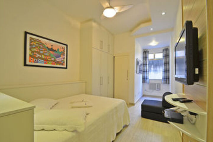 Room 6 of 12