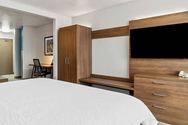 1 King Suite Sofa Bed (2 of 12)